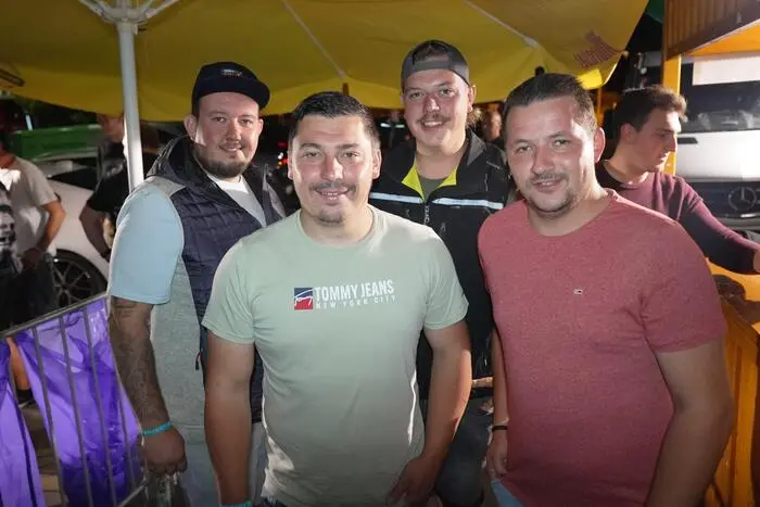 Wer danach noch immer nicht genug hatte, feierte in der voll besetzten Disco munter weiter. Dort übernahm DJ FeelX das Kommando am Mischpult, drehte die Regler hoch und sorgte mit satten Beats und bester Club-Stimmung dafür, dass die Partybande bis in die frühen Morgenstunden durchtanzte.