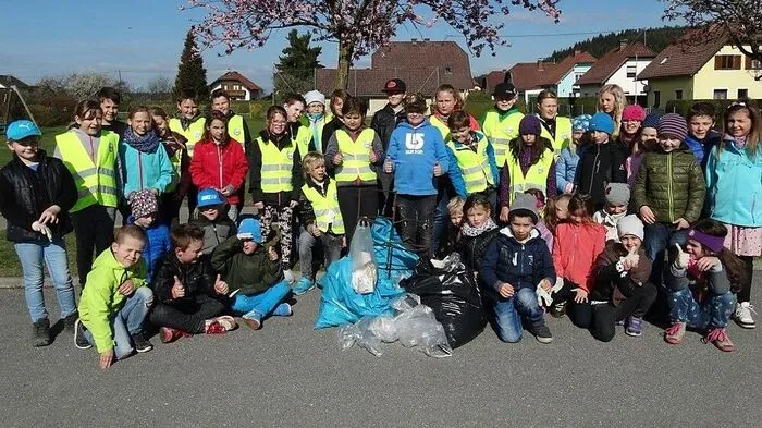 Die Tainacher Volksschüler befreiten das Ortsgebiet vom Müll