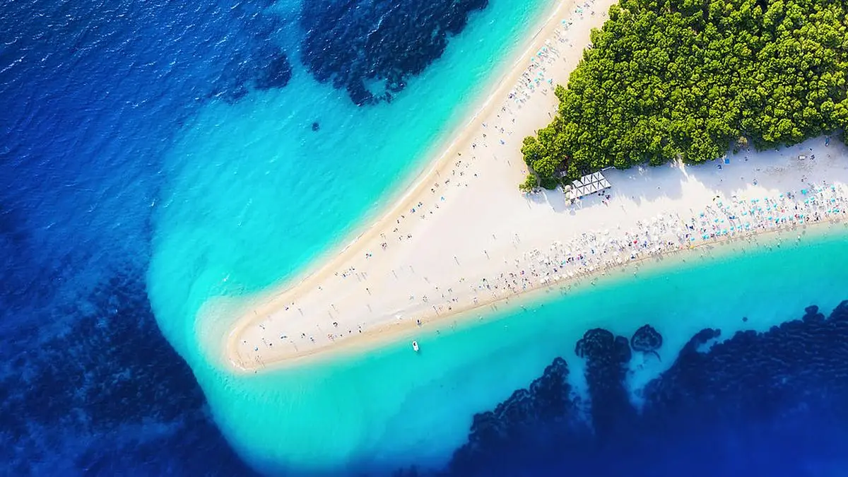 Das Goldene Horn gilt als einer der beliebtesten Strände Kroatiens