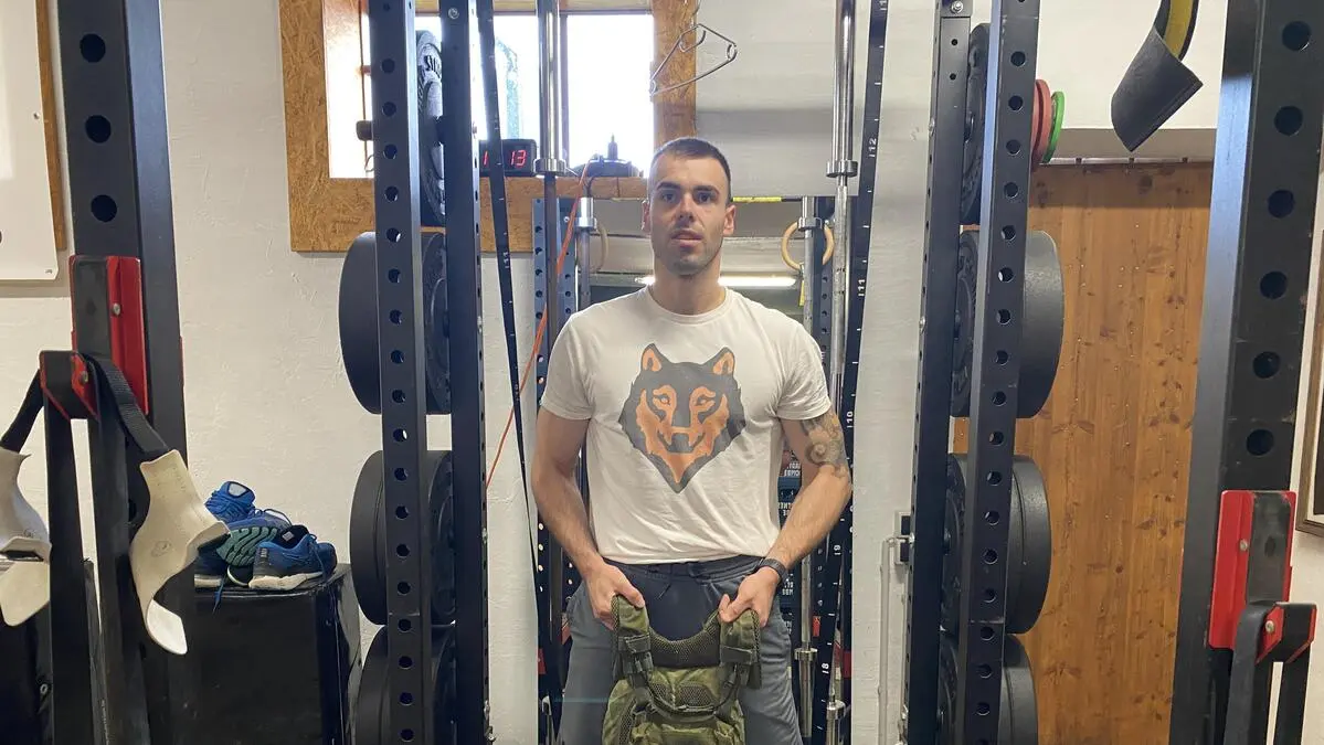 Stefan Kniely bereitet sich in seiner Trainingszentrale in Hohenbrugg an der Raab (Gemeinde Fehring) auf seinen Murph-Weltrekordversuch vor