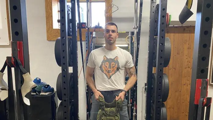 Stefan Kniely bereitet sich in seiner Trainingszentrale in Hohenbrugg an der Raab (Gemeinde Fehring) auf seinen Murph-Weltrekordversuch vor