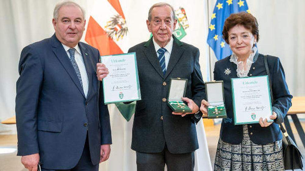 LH Hermann Schützenhöfer überreichte an Heinz und Margarethe Reitbauer das Große Goldene Ehrenzeichen des Landes Steiermark