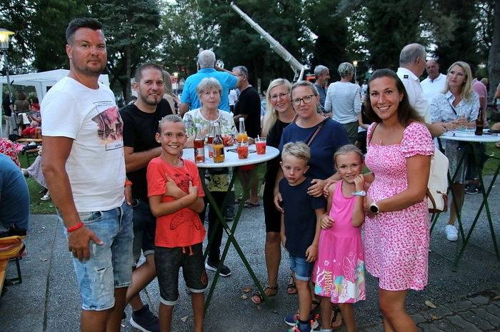 Schlagerstar Udo Wenders führte mit humorvollen Einlagen durch das Programm und riss die Zuhörer zu Lach- und Beifallsstürmen hin. So band er auch Bürgermeister Jochen Bocksruker und dessen Gattin Tanja in seine Show ein.