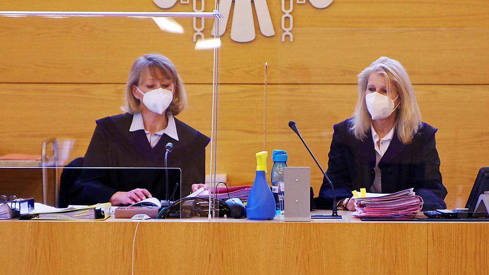 Richterin Barbara Grundbichler (links) und Beisitzerin Sabine Anzenberger bei Prozessbeginn am Montag
