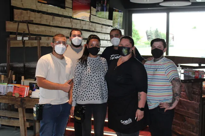 Das Team vom Restaurant Sägewerk freute sich am ersten Tag über ein gutes Mittagsgeschäft und hofft auf steigendes Besucherinteresse, auch wenn das anschließende Kino noch nicht geöffnet hat. Klicken Sie sich durch die Bilder von Gästen, Gastronomen und diversen Schnappschüssen!