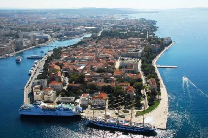Zadar. Meeresorgel. Ausgezeichnet als "European Best Destination 2016", ist die 3000 Jahre alte Stadt Zadar mit ihrem historischen Erbe und natürlicher Schönheit ein einzigartiges Erlebnis für Besucher. Während eines Spaziergangs entlang der Uferpromenade kann man der "Meeresorgel" lauschen – ein experimentelles Instrument, das mit Hilfe von Wind und Wellen Musik erklingen lässt. Die romanische Kirche St. Donatus ist das größte römische Forum auf der kroatischen Seite der Adria und befindet sich ebenfalls in Zadar.