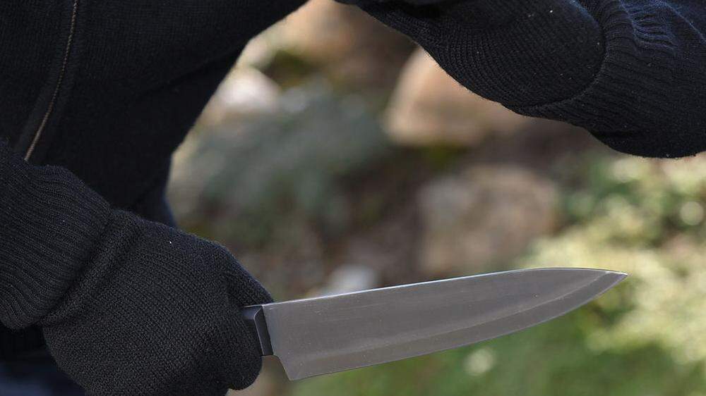 Eine 25-Jährige wurde mit dem Messer an der Hand verletzt