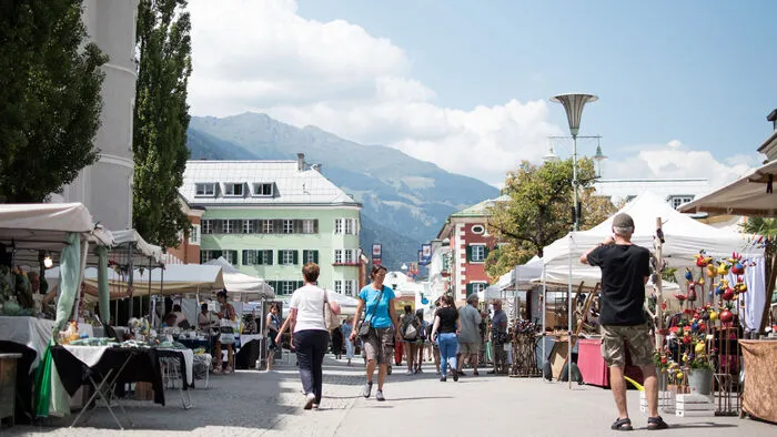 Auf 34 Ständen werden am Lienzer Hauptplatz von Freitag bis Sonntag Zier- und Kunstkeramik sowie Gebrauchsgeschirr verkauft.