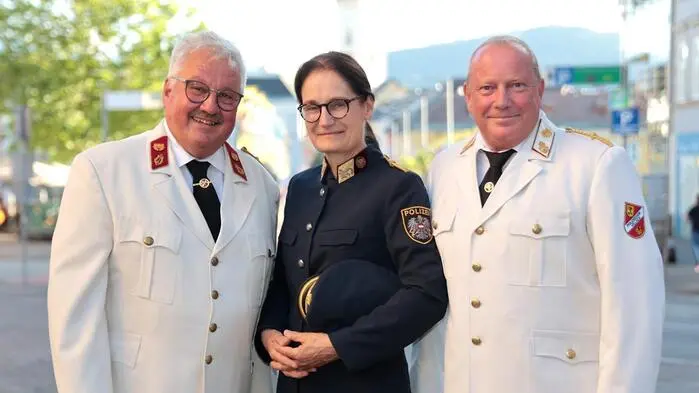(von links) Obmann Manfred Hauser, Polizeidirektorin Esther Krug und Chorleiter Christian Petschar
