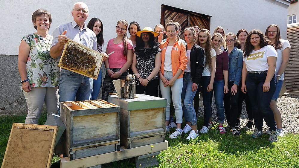Direktorin Herta Aldrian (l.) und ihre Schülerinnen sind von den Bienen begeistert