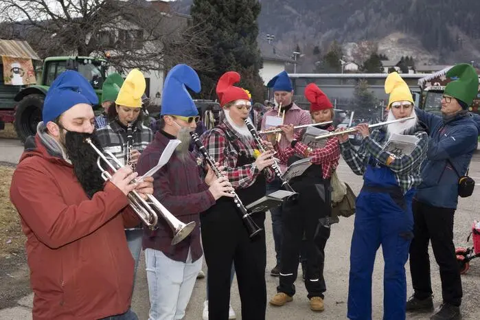 Angeführt von der Werkskapelle – heuer als musikalische Zwerge unterwegs – zog der Tross mit kreativen Kostümierungen, originellen Wägen und bester Partystimmung über mehrere Zwischenstationen Richtung Ortszentrum.