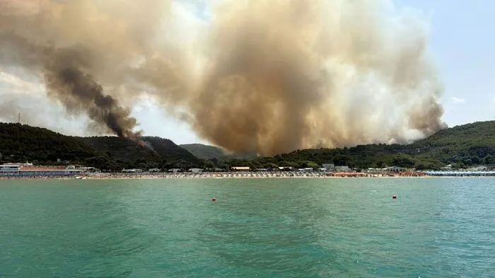 Die Urlauber konnten aus dem Gebiet rund um die Stadt Peschici in Apulien nur noch per Schiff evakuiert werden