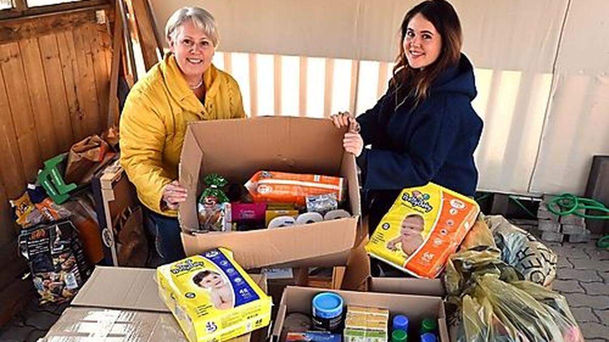 Doris und Eva-Marie Tomaschitz sammeln fleißig Spenden
