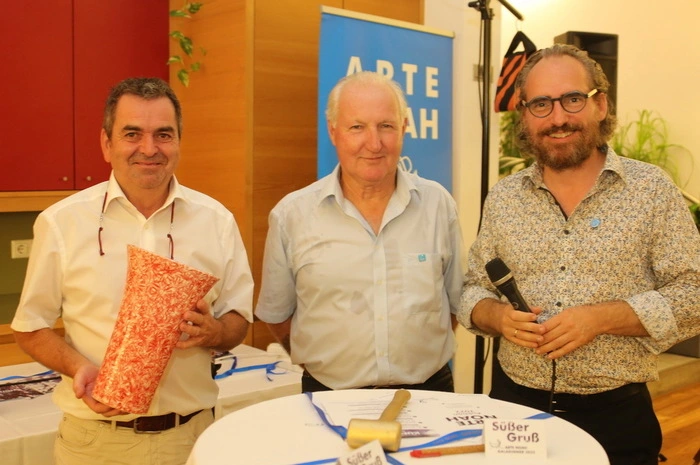 Eine Porzellanvase von Ute Damisch ersteigerte Lions Club Präsident Wilhelm Fladerer (l.). Die Vase überreichten Obmann Ludwig Haas und Moderator Roman Schmidt.