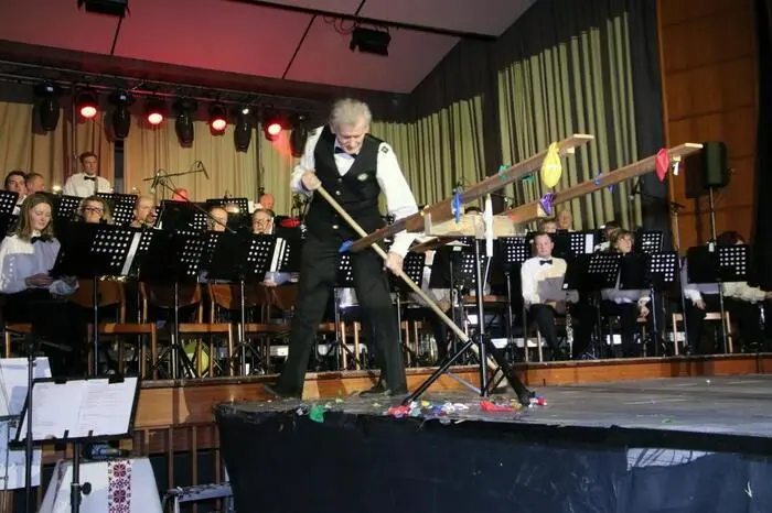 Unter Obmann Michael Reinisch, der gemeinsam mit seinem Stellvertreter Manfred Pignitter schwungvoll durch das Programm führte, und Kapellmeister Franz Steiner präsentierten die Musikerinnen und Musiker Blasmusik mit Comedy, Tanzeinlagen und beeindruckenden Bühneneffekten. 