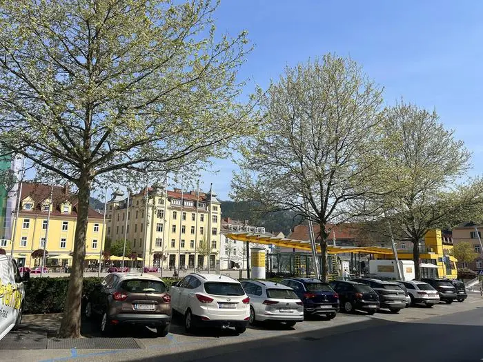 Diese zehn Parkplätze, direkt gegenüber der Sparkasse, sollen in Grünfläche umgewandelt werden