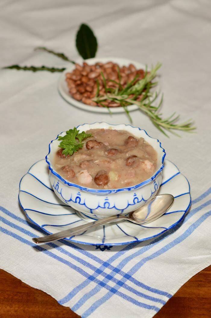 Die Triestiner Jota ist ein altes traditionelles Suppenrezept mit Sauerkraut, Bohnen und Schweinefleisch.