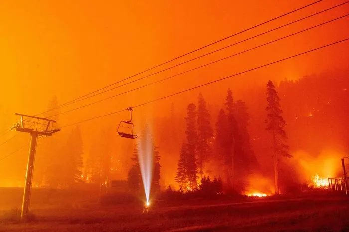 Das seit mehr als zwei Wochen wütende Feuer hatte sich am Wochenende Richtung Osten in das Urlaubsgebiet im Norden Kaliforniens vorgefressen.