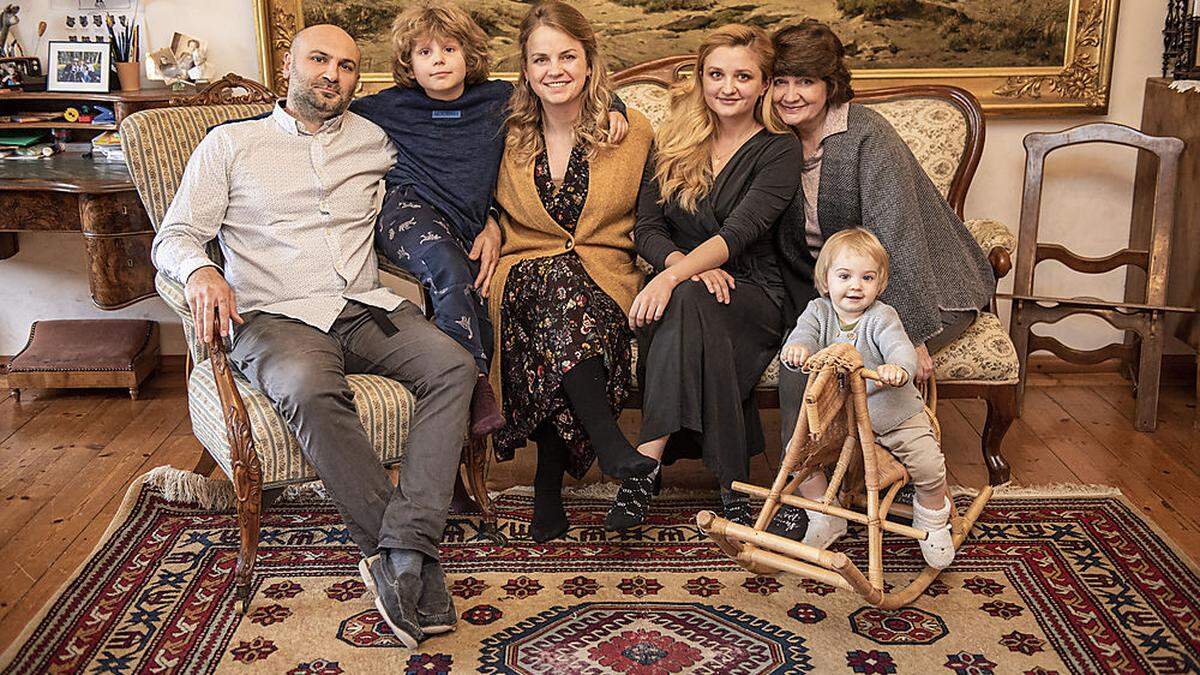 Die Familie in der Wohnung in Klosterneuburg: Mikheil Menabde und Julia Rubanova mit ihrem Sohn Niko, Alisa und Viktoria Rubanova mit Alisas Tochter Lisa