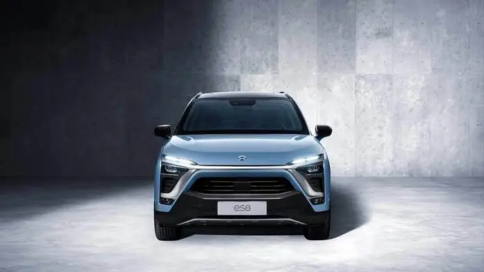 Das chinesische Start-up NextEV hat das große SUV Nio ES8 präsentiert – zu einem Basispreis von umgerechnet nicht einmal 45.000 Euro. Die 70-kWh-Batterie ist da nicht mit eingerechnet, vielmehr least sie der Kunde dazu. 