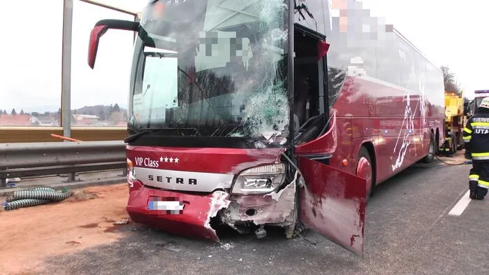 Bis zu eineinhalb Stunden mussten sich Autofahrer auf der A2 bei Graz Ost am Samstag nach einem Busunfall gedulden.