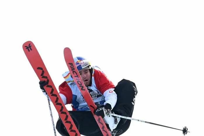 ABD0088_20250102 - KLAGENFURT - ÖSTERREICH: Matej Svancer (AUT) beim Freeski Big Air Training der Männer am Donnerstag, 2. Jänner 2025, beim FIS-Weltcup in Klagenfurt. - FOTO: APA/BARBARA GINDL