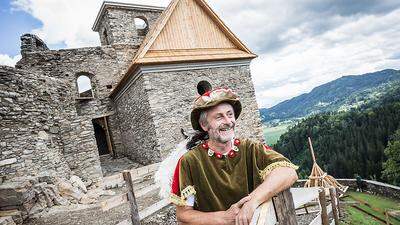 Jakob Koschutnig vor der restaurierten Kapelle 