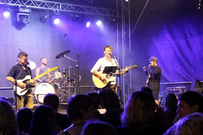 An die 350 Konzertfans aus allen Kärntner Landesteilen waren am Samstagabend in die alte Bischofsstadt gepilgert, um beim Konzert von Chris Steger („Zefix“) dabei zu sein. 