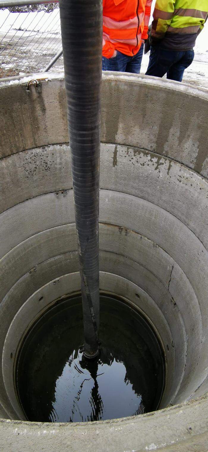 Über einen Brunnen wird das Kerosin abgepumpt