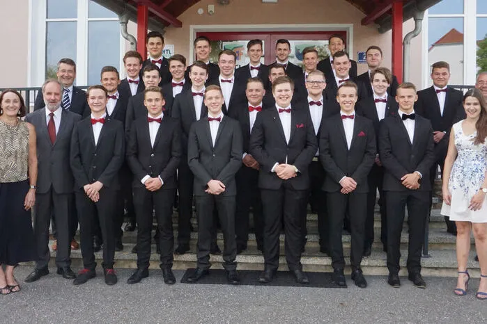 Die 5ahmba-Klasse der HTL Weiz: Die Maturanten: Bastian Bruchmann, Fabian Deimel, Kerim Secunovic, Luca Glatzer, Fabian J. Gmeindl, Christoph M. Halsegger, Lukas Jaindl, Gregor Kogler, Lukas Kummer, Michael Lazanyi, Markus Maßwohl, Lukas Novosel, Marcel M. Ober, Daniel Peischl, Daniel Pint, Florian Pint, René Schlager, Manuel Seidnitzer, Daniel Stoppacher, Krystian Szostak,Gregor Taferl, Marcel Trücher, Simon Wimmer, Florian Zach, Nico Zotter.
