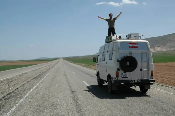 Andreas Edler-Retter: Ich habe mich gegen Erasmus, aber für eine persönliche Uni-Auszeit entschieden. Gemeinsam mit meinem Bruder bin ich im Jahr 2007 für fünf Monate in einem VW Bus von Österreich nach Indien getingelt. Das war für mich eine sehr aufregende Zeit.
