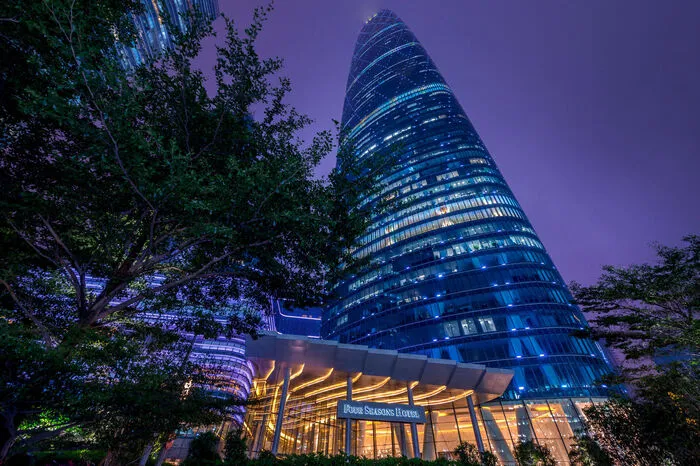 Guangzhou: Das obere Drittel des insgesamt 438 Meter hohen International Finance Centers in Guangzhou wird vom Four Seasons belegt. Highlight des Hotels ist das Atrium, das in der Lobby im 70. Stock beginnt und sich über weitere 34 Etagen erstreckt.