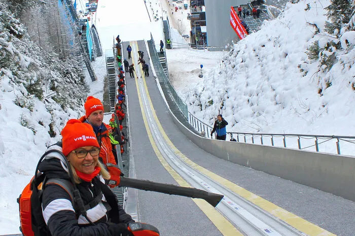 Sie halten Spur und Schanze für die Skiflieger von Schnee frei