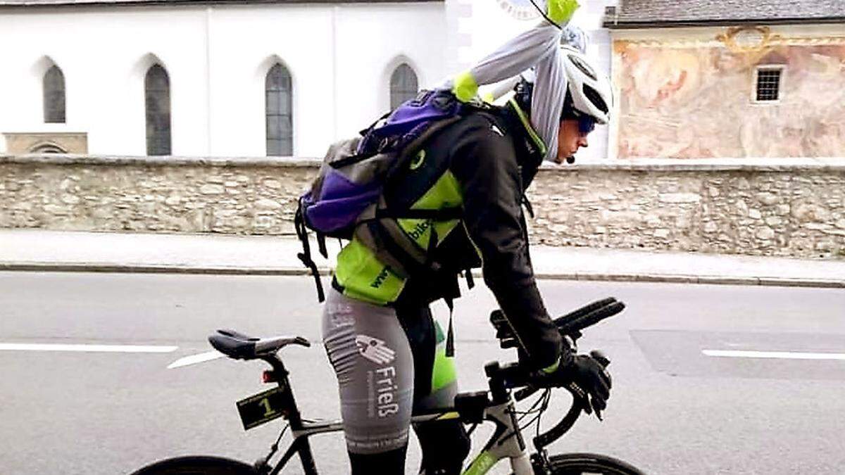 Nur mithilfe eines improvisierten Gestells, das seine Crew gebastelt hat, konnte Thomas Mauerhofer das Rennen beenden