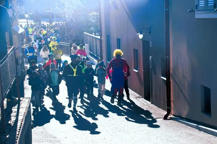 Bei herrlichen Wintertemperaturen und Sonnenschein waren rund 200 Leute am Start. Sie liefen, spazierten, waren mit Nordic-Walking-Stöcken und Kinderwägen unterwegs. Was zählte, war das dabei sein.