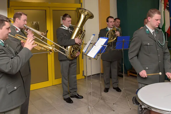 Ein Ensemble der Militärmusik spielte auf.