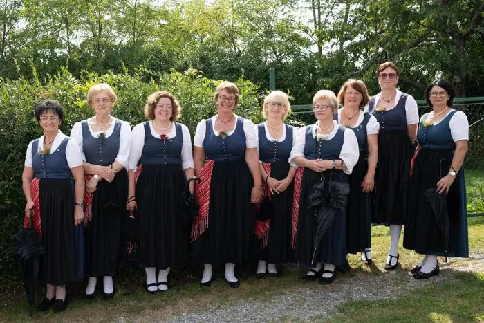 Unterstützt wurde die Schützengarde von den ortsansässigen Trachtenfrauen und Eisschützen.