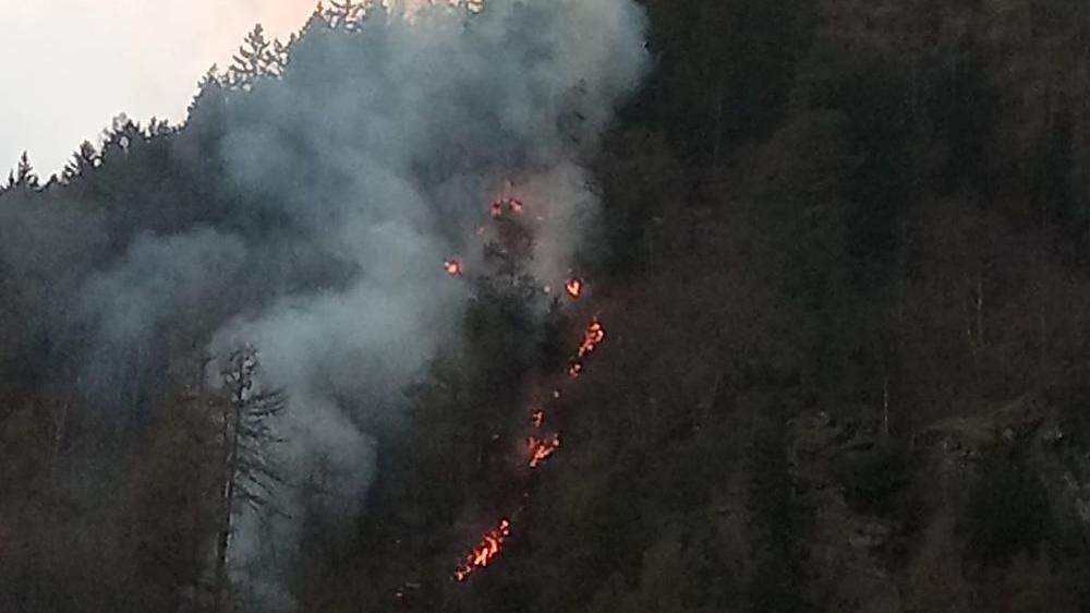 Waldbrand in extrem steilen Gelände