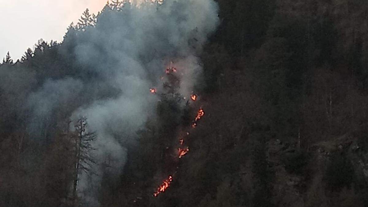 Waldbrand in extrem steilen Gelände