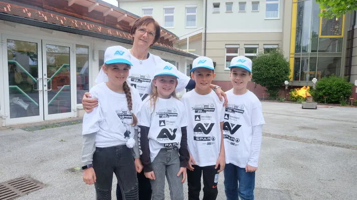 Lina, Antonia, Simon und Felix mit Lehrerin Monika Weigl von der VS Markt Hartmannsdorf