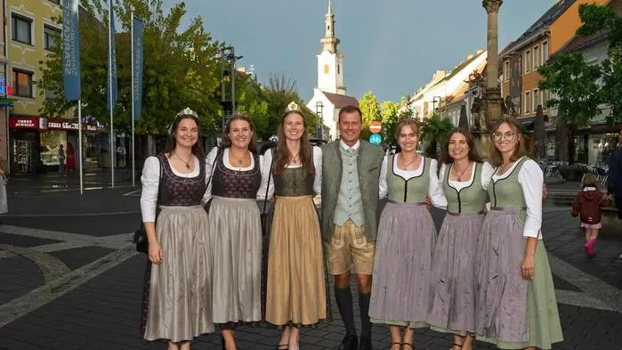 Noch vor der Krönung: Die amtierenden Weinhoheiten (l.) mit Leibnitzer Bürgermeister Daniel Kos (m.) und den neuen Amtsträgerinnen (r.)