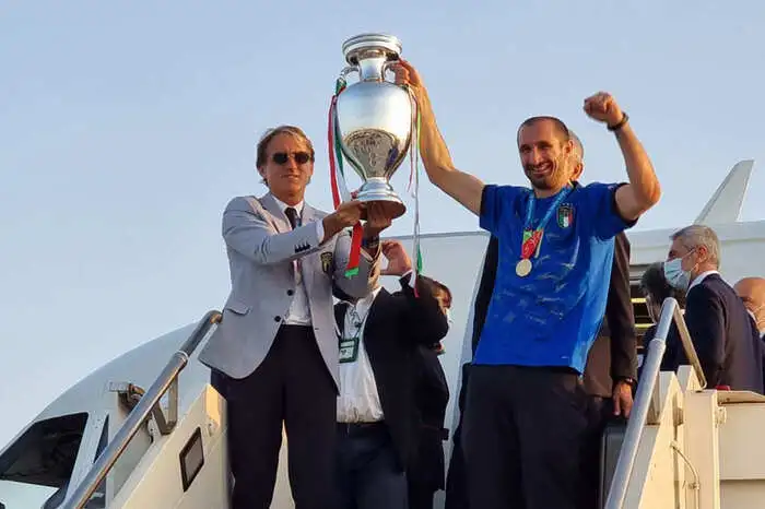 Teamchef Roberto Mancini und Leonardo Bonucci mit dem Siegerpokal