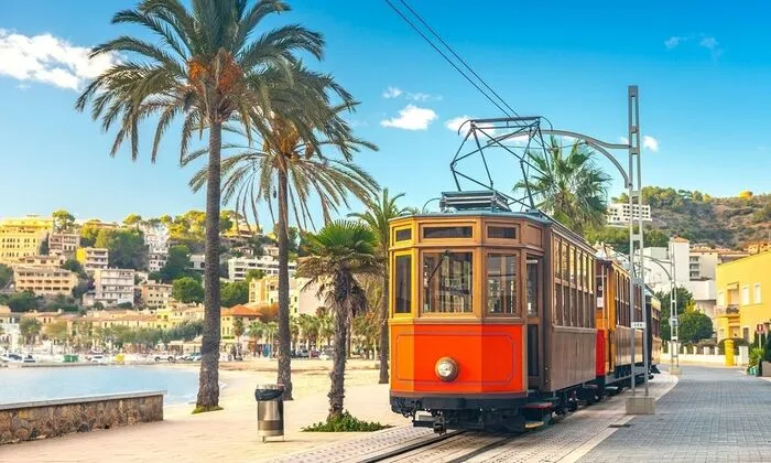 Die berühmte orange Straßenbahn