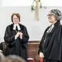 Bischöfin Cornelia Richter applaudiert der neuen Superintendentin Andrea Mattioli