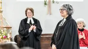 Bischöfin Cornelia Richter applaudiert der neuen Superintendentin Andrea Mattioli