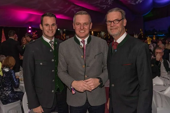 ... Sportminister Mario Kunasek (FPÖ) mit den Parteikollegen Gerald Deutschmann und Stefan Hermann ...