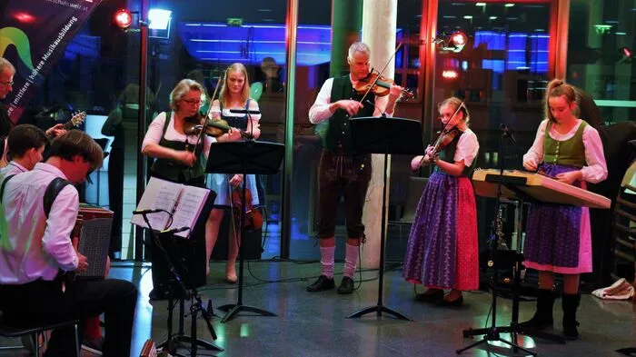 Bereits im Foyer wurde man mit Musik empfangen, denn unter diesem Thema stand der Abend.