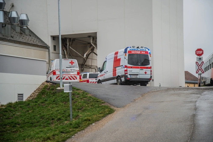 Bei dem Zusammenstoß wurde das Führerhaus des Lkw auf der Beifahrerseite stark beschädigt. Der Tank des Lkw blieb vollkommen unbeschädigt, so entstand keine Gefahr für die Umwelt und auch die Gefahr einer Explosion konnte ausgeschlossen werden.  