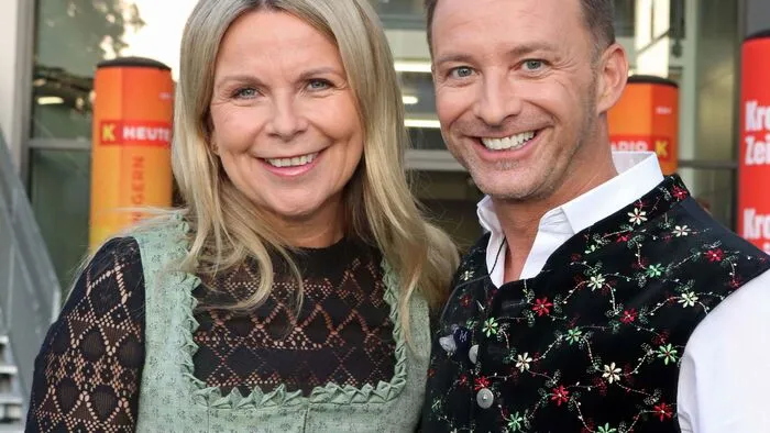 Vor den Vorhang das kongeniale Moderatorenduo des Abends, Sonja Kleindienst mit starkem Heimvorteil und Marco Ventre