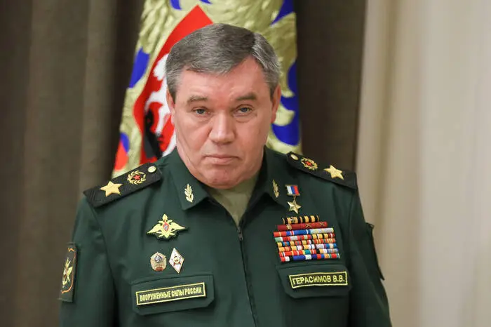 Walery Gerassimow (66), Generalstabschef der Streitkräfte, ist militärisch direkt verantwortlich für den Ukraine-Feldzug. Er ist engstens einbezogen, was die Strategie betrifft, in der Grundsatzentscheidung über den Krieg spielt er aber keine Rolle – dürfte aber der erste bei einem Scheitern Russlands sein, der seinen Job verliert.  Gerassimow war verantwortlich für den Feldzug der Streitkräftegruppierung Russlands in Syrien im September 2015.